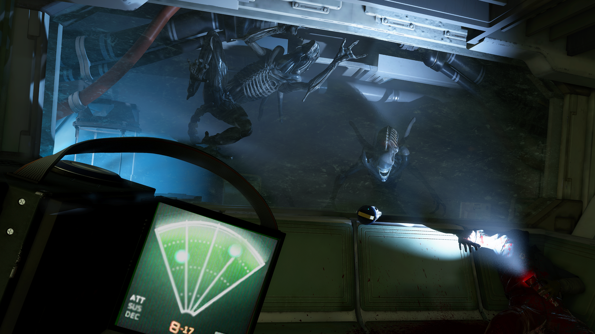 How to Use the Flashlight in Alien: Rogue Incursion